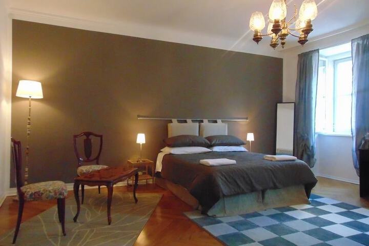 Room 9 of 14