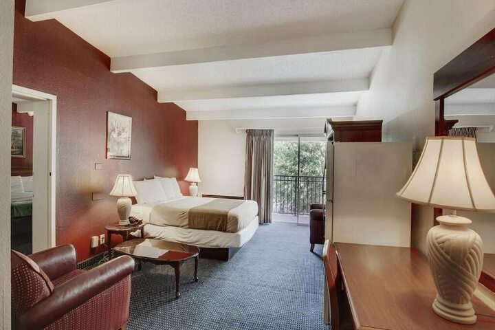 1 Queen Bed (4 of 6)