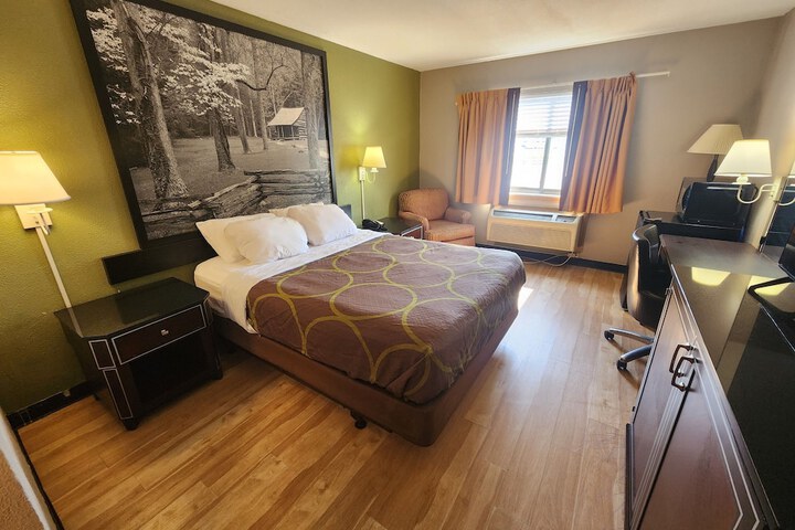 1 Queen Bed (1 of 13)