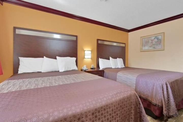 1 Queen Bed (9 of 11)