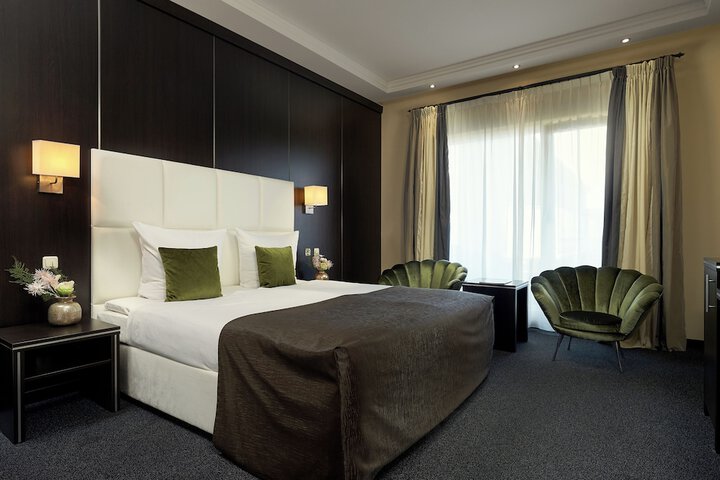 Room 12 of 83