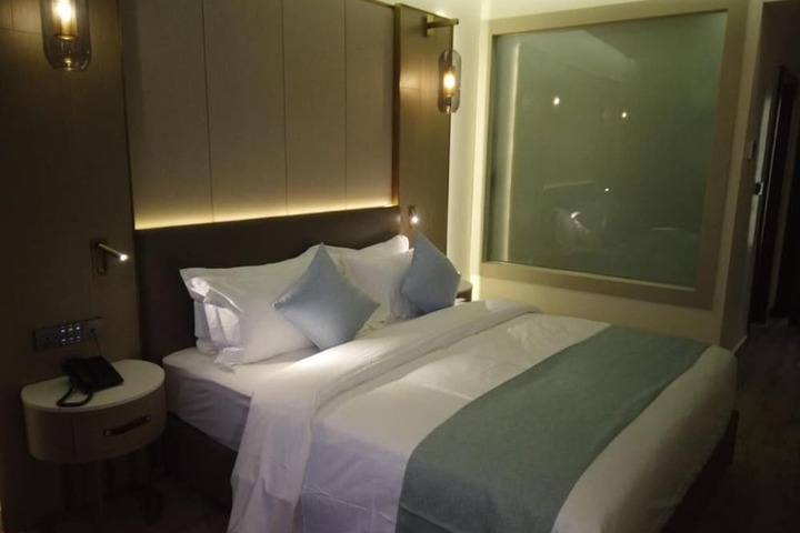 Room 7 of 14