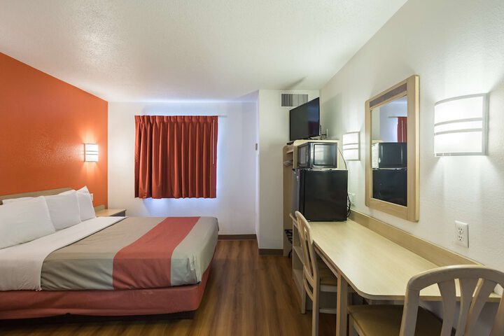 1 King Bed (5 of 7)