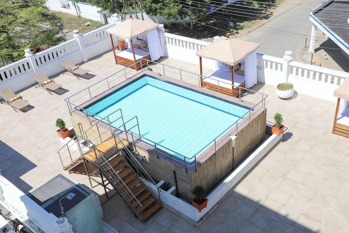 Hotel Pool