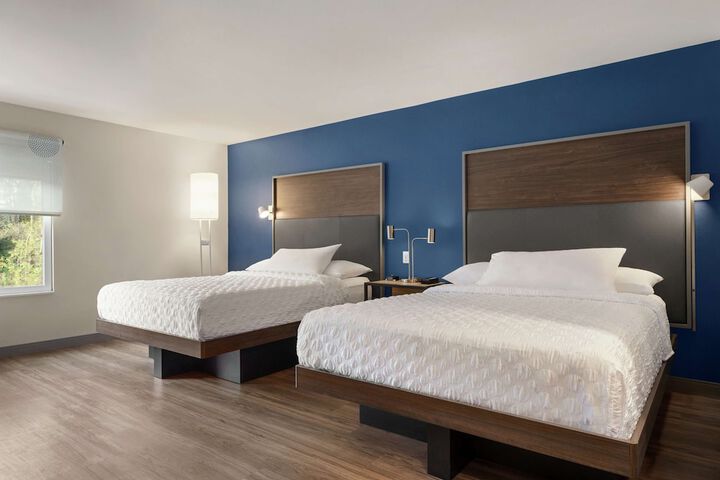 2 Queen Beds (10 of 12)