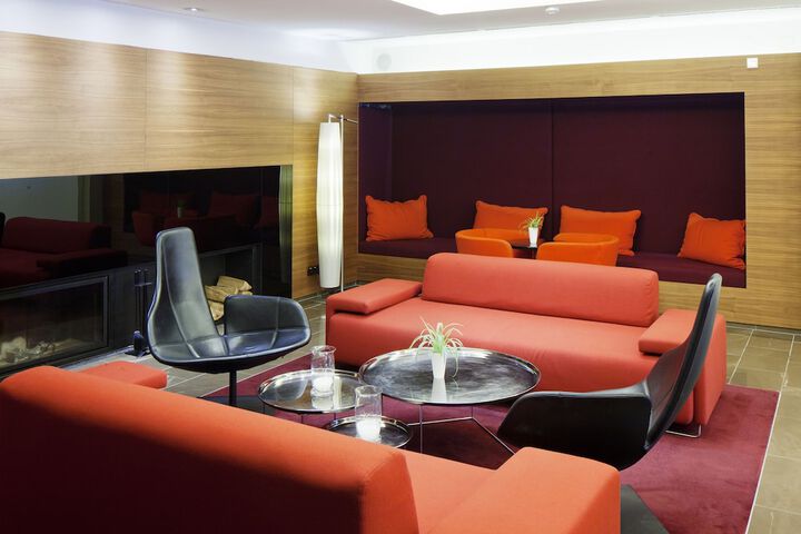 Lobby lounge