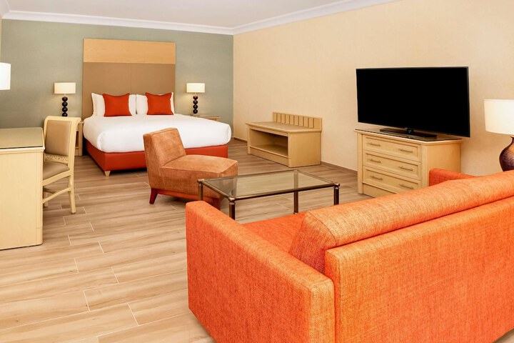 Room 43 of 195