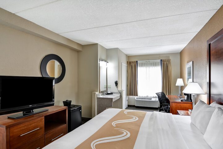 1 King Bed (1 of 14)