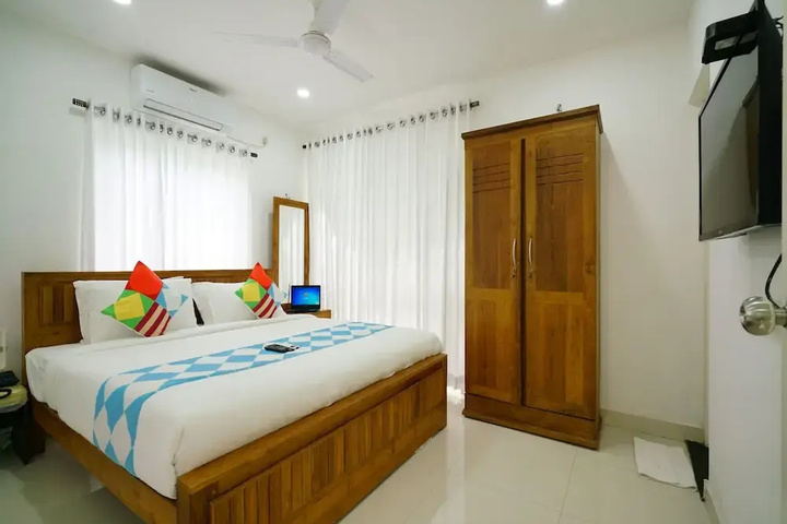 Room 6 of 12