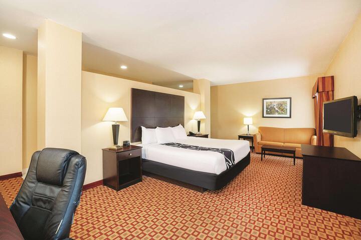 2 Queen Beds (4 of 13)
