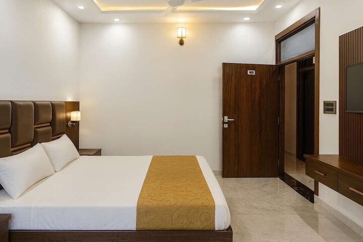 Room 5 of 14