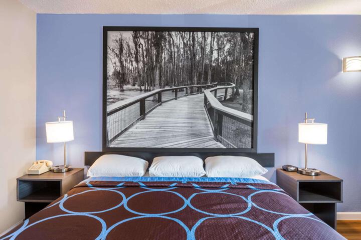 1 King Bed (5 of 6)