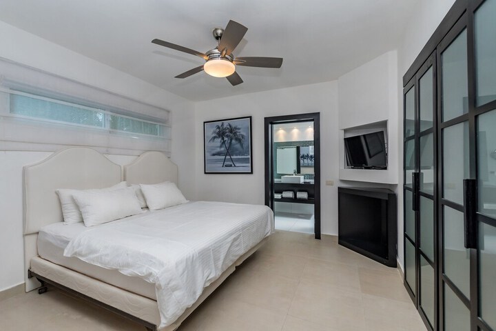 Room 4 of 10