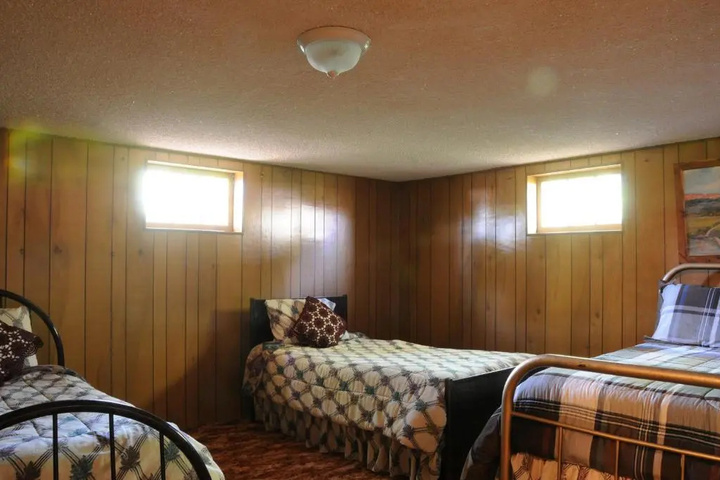 Room 2 of 10