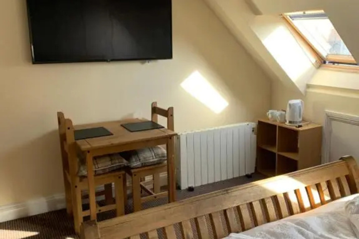 Room 5 of 18