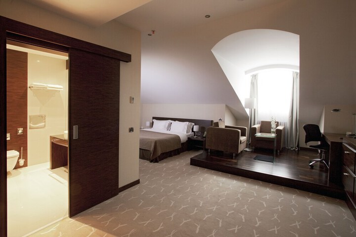 Room 3 of 34