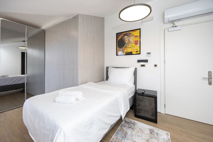 Room 42 of 169