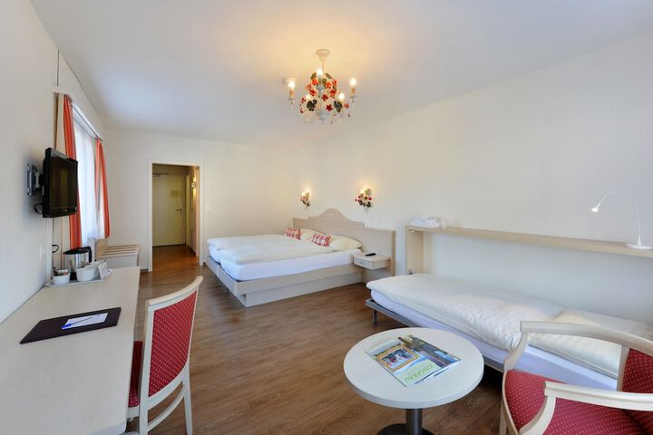 Room 9 of 37