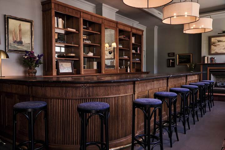 Lobby lounge