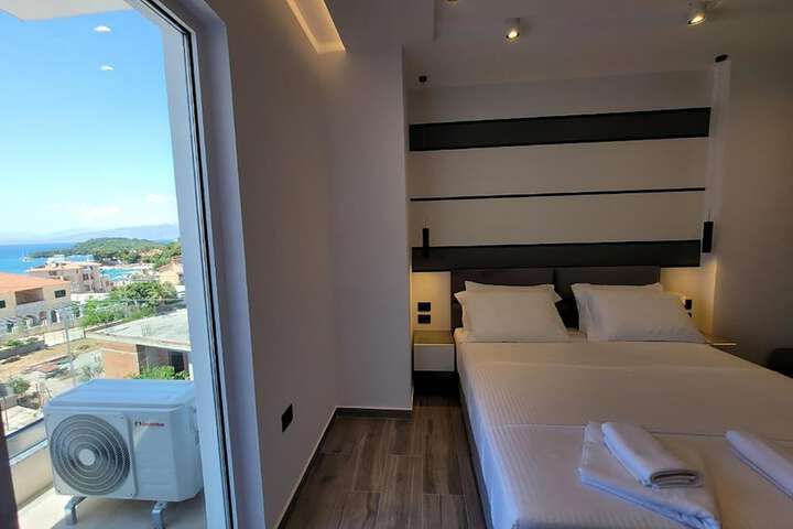 Room 8 of 33