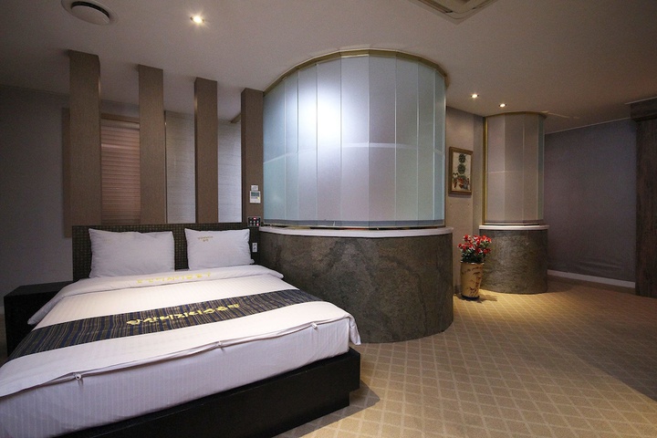 Room 6 of 52
