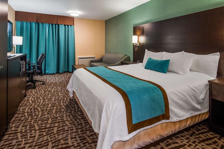1 King Bed Modern Design Sofa Bed Microwave and Refrigerator High Speed Internet Accessible Work Desk Full Breakfast (7 of 13)