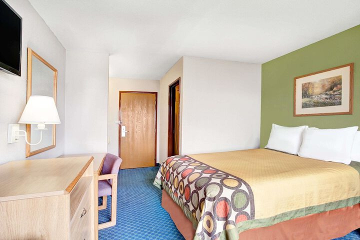 1 Queen Bed (9 of 13)