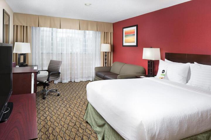 1 King Bed (4 of 7)