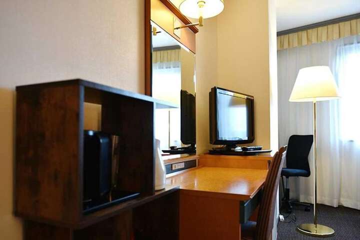 Room 4 of 28