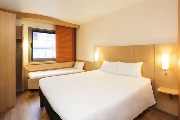 Room 2 of 33