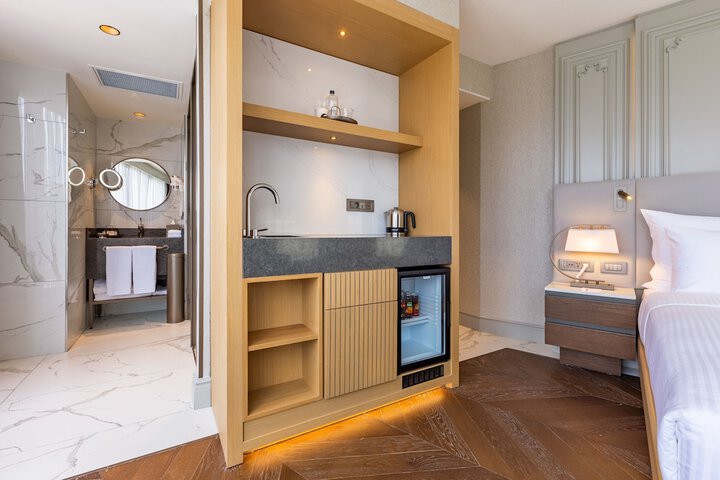 Room 4 of 194