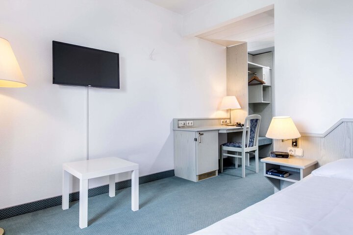 Room 10 of 34
