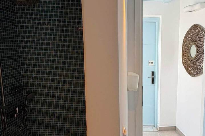 Room 51 of 106