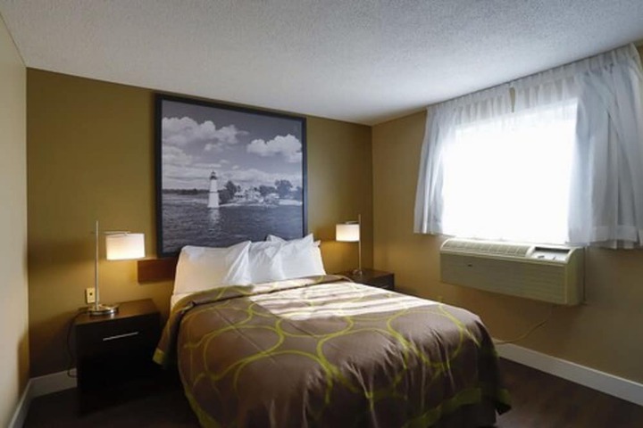1 King Bed (10 of 15)