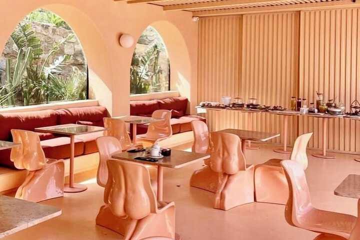 Lounge 40 of 62