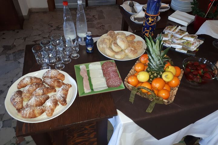 Breakfast/Coffee Service 19 of 47