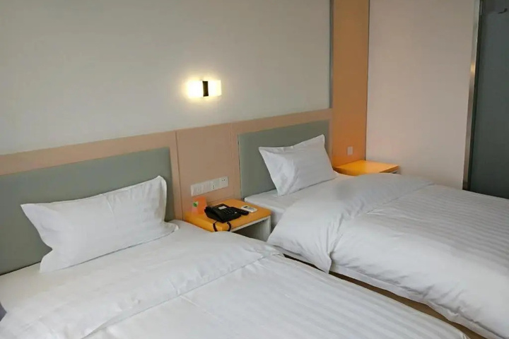 Room 6 of 10