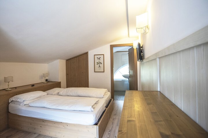 Room 5 of 32