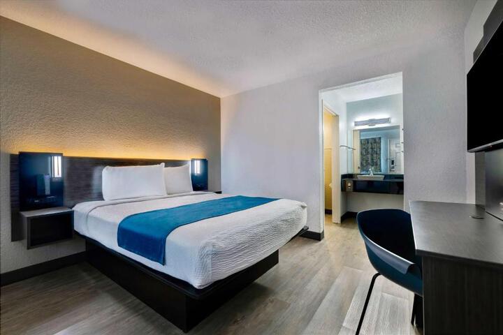 1 Queen Bed (5 of 5)