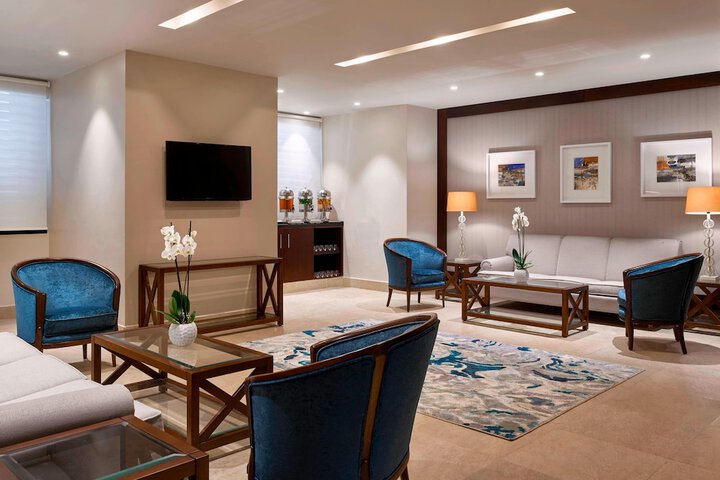 Lounge 92 of 131
