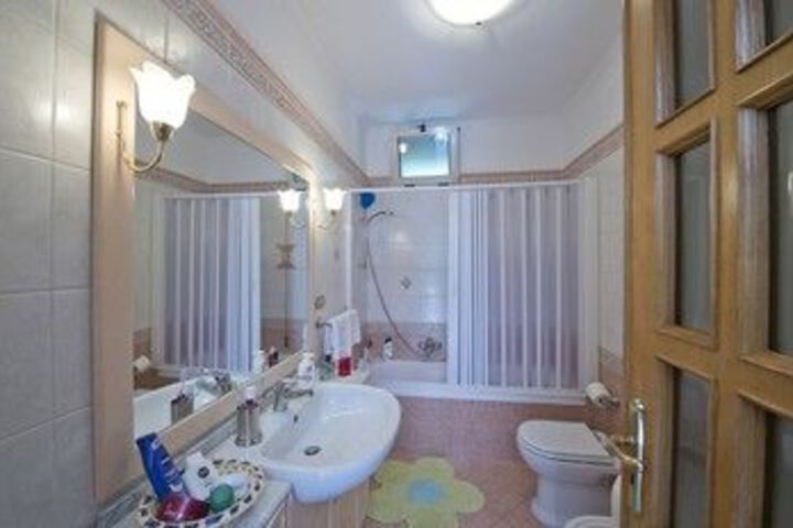Room 4 of 25