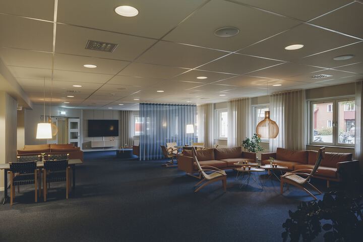 Lobby lounge