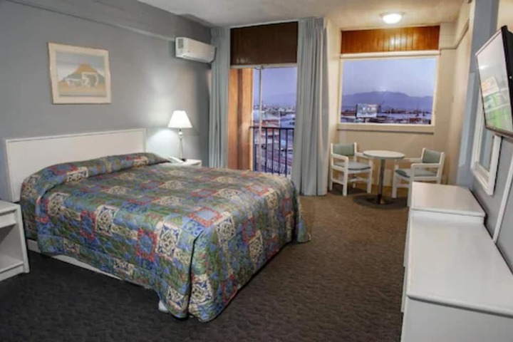 Room 17 of 37
