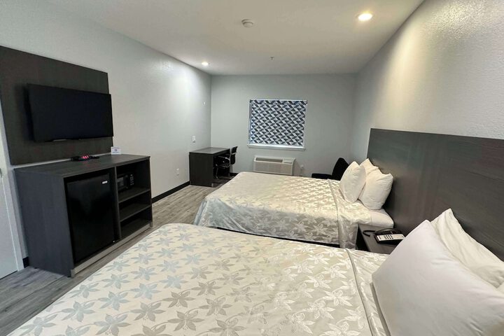 1 King Bed Suite - Free WiFi Sofa Bed Microwave, Refrigerator, Free Continental Breakfast (14 of 16)