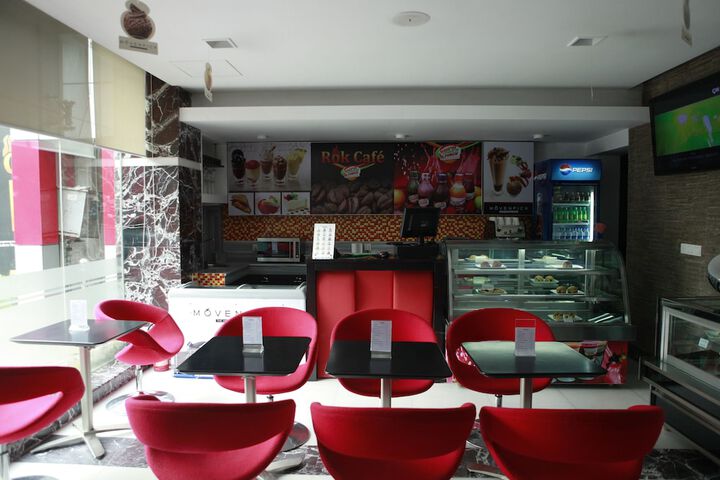 Lounge 36 of 43