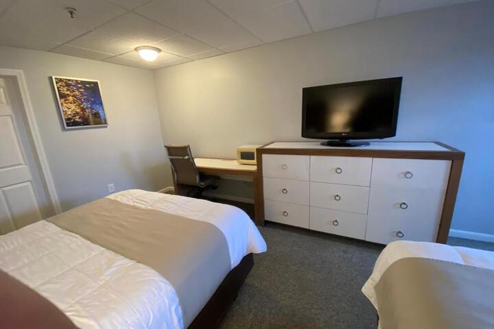1 Queen Bed (5 of 6)