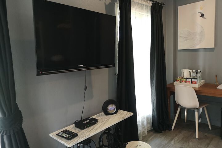 Room 8 of 83