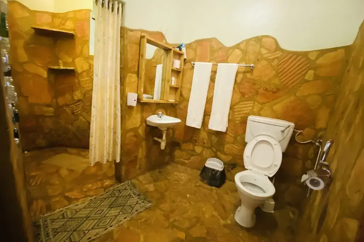 Room 6 of 12