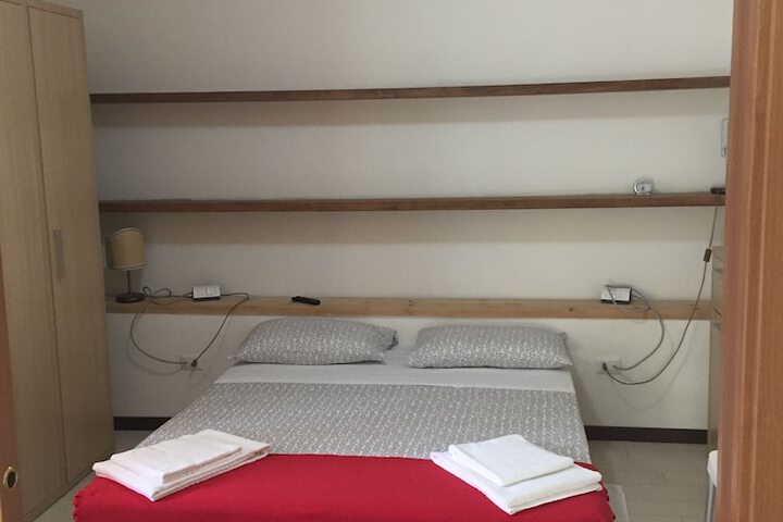 Room 6 of 33