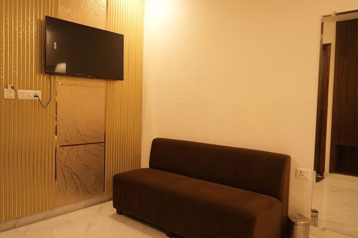 Room 2 of 16